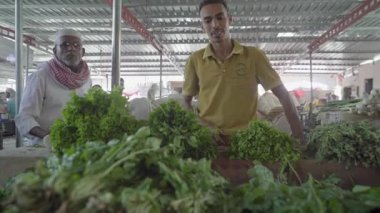 Ramazan atmosferi, Ramazan yemekleri. Müslümanlar kutsal Ramazan ayı yaklaşırken pazardan alışveriş yapıyorlar. Yemen, 15 Ocak 2026