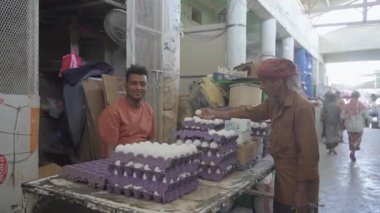 Ramazan atmosferi, Ramazan yemekleri. Müslümanlar kutsal Ramazan ayı yaklaşırken pazardan alışveriş yapıyorlar. Yemen, 15 Ocak 2026