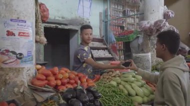 Ramazan atmosferi, Ramazan yemekleri. Müslümanlar kutsal Ramazan ayı yaklaşırken pazardan alışveriş yapıyorlar. Yemen, 15 Ocak 2026