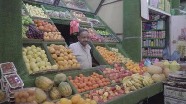 Ramazan atmosferi, Ramazan yemekleri. Müslümanlar kutsal Ramazan ayı yaklaşırken pazardan alışveriş yapıyorlar. Yemen, 15 Ocak 2026