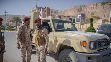 Güney Yemen 'de 5 Şubat 2026' da Suudi destekli Yemen Ordusu, BAE destekli Güney Geçici Konseyi 'nin (STC) geri çekilmesinin ardından Hadramaut sokaklarına güvenlik kontrol noktaları yerleştirdi..