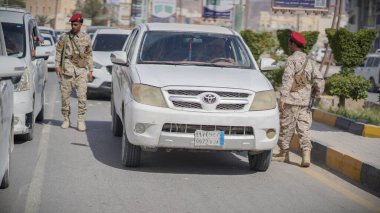 Güney Yemen 'de 5 Şubat 2026' da Suudi destekli Yemen Ordusu, BAE destekli Güney Geçici Konseyi 'nin (STC) geri çekilmesinin ardından Hadramaut sokaklarına güvenlik kontrol noktaları yerleştirdi..