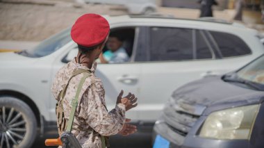 Güney Yemen 'de 5 Şubat 2026' da Suudi destekli Yemen Ordusu, BAE destekli Güney Geçici Konseyi 'nin (STC) geri çekilmesinin ardından Hadramaut sokaklarına güvenlik kontrol noktaları yerleştirdi..