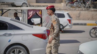 Güney Yemen 'de 5 Şubat 2026' da Suudi destekli Yemen Ordusu, BAE destekli Güney Geçici Konseyi 'nin (STC) geri çekilmesinin ardından Hadramaut sokaklarına güvenlik kontrol noktaları yerleştirdi..