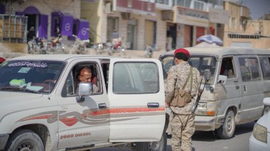 Güney Yemen 'de 5 Şubat 2026' da Suudi destekli Yemen Ordusu, BAE destekli Güney Geçici Konseyi 'nin (STC) geri çekilmesinin ardından Hadramaut sokaklarına güvenlik kontrol noktaları yerleştirdi..