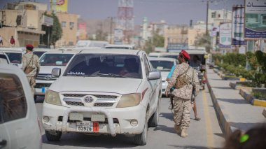 Güney Yemen 'de 5 Şubat 2026' da Suudi destekli Yemen Ordusu, BAE destekli Güney Geçici Konseyi 'nin (STC) geri çekilmesinin ardından Hadramaut sokaklarına güvenlik kontrol noktaları yerleştirdi..