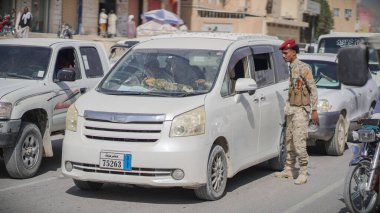 Güney Yemen 'de 5 Şubat 2026' da Suudi destekli Yemen Ordusu, BAE destekli Güney Geçici Konseyi 'nin (STC) geri çekilmesinin ardından Hadramaut sokaklarına güvenlik kontrol noktaları yerleştirdi..
