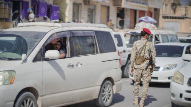 Güney Yemen 'de 5 Şubat 2026' da Suudi destekli Yemen Ordusu, BAE destekli Güney Geçici Konseyi 'nin (STC) geri çekilmesinin ardından Hadramaut sokaklarına güvenlik kontrol noktaları yerleştirdi..