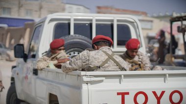 Güney Yemen 'de 5 Şubat 2026' da Suudi destekli Yemen Ordusu, BAE destekli Güney Geçici Konseyi 'nin (STC) geri çekilmesinin ardından Hadramaut sokaklarına güvenlik kontrol noktaları yerleştirdi..