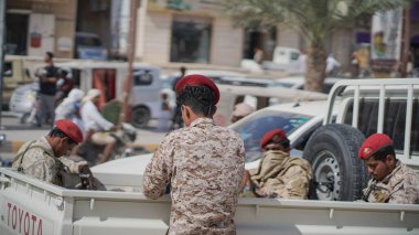 Güney Yemen 'de 5 Şubat 2026' da Suudi destekli Yemen Ordusu, BAE destekli Güney Geçici Konseyi 'nin (STC) geri çekilmesinin ardından Hadramaut sokaklarına güvenlik kontrol noktaları yerleştirdi..