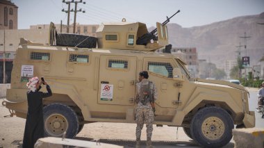 Güney Yemen 'de 5 Şubat 2026' da Suudi destekli Yemen Ordusu, BAE destekli Güney Geçici Konseyi 'nin (STC) geri çekilmesinin ardından Hadramaut sokaklarına güvenlik kontrol noktaları yerleştirdi..