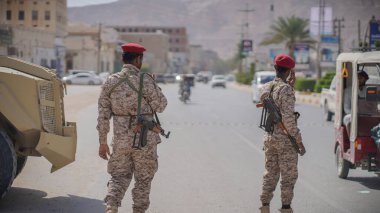 Güney Yemen 'de 5 Şubat 2026' da Suudi destekli Yemen Ordusu, BAE destekli Güney Geçici Konseyi 'nin (STC) geri çekilmesinin ardından Hadramaut sokaklarına güvenlik kontrol noktaları yerleştirdi..