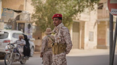 Güney Yemen 'de 5 Şubat 2026' da Suudi destekli Yemen Ordusu, BAE destekli Güney Geçici Konseyi 'nin (STC) geri çekilmesinin ardından Hadramaut sokaklarına güvenlik kontrol noktaları yerleştirdi..