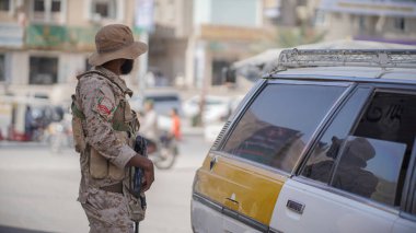 Güney Yemen 'de 5 Şubat 2026' da Suudi destekli Yemen Ordusu, BAE destekli Güney Geçici Konseyi 'nin (STC) geri çekilmesinin ardından Hadramaut sokaklarına güvenlik kontrol noktaları yerleştirdi..