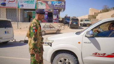 Güney Yemen 'de 5 Şubat 2026' da Suudi destekli Yemen Ordusu, BAE destekli Güney Geçici Konseyi 'nin (STC) geri çekilmesinin ardından Hadramaut sokaklarına güvenlik kontrol noktaları yerleştirdi..