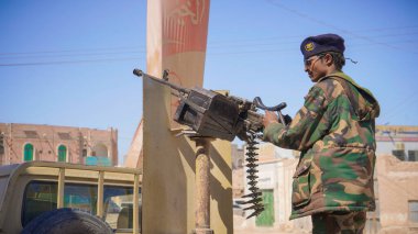 Güney Yemen 'de 5 Şubat 2026' da Suudi destekli Yemen Ordusu, BAE destekli Güney Geçici Konseyi 'nin (STC) geri çekilmesinin ardından Hadramaut sokaklarına güvenlik kontrol noktaları yerleştirdi..