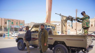 Güney Yemen 'de 5 Şubat 2026' da Suudi destekli Yemen Ordusu, BAE destekli Güney Geçici Konseyi 'nin (STC) geri çekilmesinin ardından Hadramaut sokaklarına güvenlik kontrol noktaları yerleştirdi..