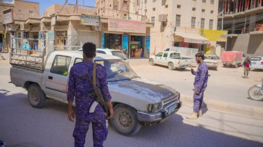 Güney Yemen 'de 5 Şubat 2026' da Suudi destekli Yemen Ordusu, BAE destekli Güney Geçici Konseyi 'nin (STC) geri çekilmesinin ardından Hadramaut sokaklarına güvenlik kontrol noktaları yerleştirdi..