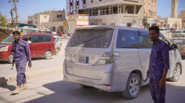 Güney Yemen 'de 5 Şubat 2026' da Suudi destekli Yemen Ordusu, BAE destekli Güney Geçici Konseyi 'nin (STC) geri çekilmesinin ardından Hadramaut sokaklarına güvenlik kontrol noktaları yerleştirdi..