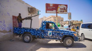 Güney Yemen 'de 5 Şubat 2026' da Suudi destekli Yemen Ordusu, BAE destekli Güney Geçici Konseyi 'nin (STC) geri çekilmesinin ardından Hadramaut sokaklarına güvenlik kontrol noktaları yerleştirdi..