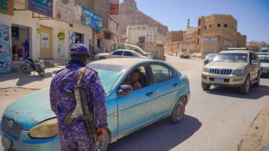 Güney Yemen 'de 5 Şubat 2026' da Suudi destekli Yemen Ordusu, BAE destekli Güney Geçici Konseyi 'nin (STC) geri çekilmesinin ardından Hadramaut sokaklarına güvenlik kontrol noktaları yerleştirdi..