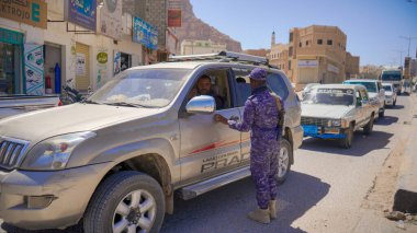 Güney Yemen 'de 5 Şubat 2026' da Suudi destekli Yemen Ordusu, BAE destekli Güney Geçici Konseyi 'nin (STC) geri çekilmesinin ardından Hadramaut sokaklarına güvenlik kontrol noktaları yerleştirdi..