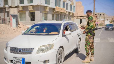 Güney Yemen 'de 5 Şubat 2026' da Suudi destekli Yemen Ordusu, BAE destekli Güney Geçici Konseyi 'nin (STC) geri çekilmesinin ardından Hadramaut sokaklarına güvenlik kontrol noktaları yerleştirdi..