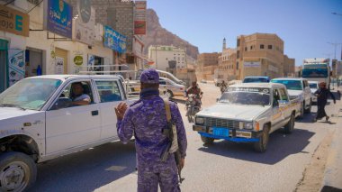 Güney Yemen 'de 5 Şubat 2026' da Suudi destekli Yemen Ordusu, BAE destekli Güney Geçici Konseyi 'nin (STC) geri çekilmesinin ardından Hadramaut sokaklarına güvenlik kontrol noktaları yerleştirdi..