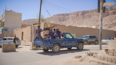 Güney Yemen 'de 5 Şubat 2026' da Suudi destekli Yemen Ordusu, BAE destekli Güney Geçici Konseyi 'nin (STC) geri çekilmesinin ardından Hadramaut sokaklarına güvenlik kontrol noktaları yerleştirdi..