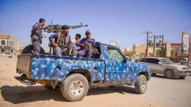 Güney Yemen 'de 5 Şubat 2026' da Suudi destekli Yemen Ordusu, BAE destekli Güney Geçici Konseyi 'nin (STC) geri çekilmesinin ardından Hadramaut sokaklarına güvenlik kontrol noktaları yerleştirdi..