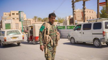 Güney Yemen 'de 5 Şubat 2026' da Suudi destekli Yemen Ordusu, BAE destekli Güney Geçici Konseyi 'nin (STC) geri çekilmesinin ardından Hadramaut sokaklarına güvenlik kontrol noktaları yerleştirdi..