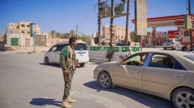 Güney Yemen 'de 5 Şubat 2026' da Suudi destekli Yemen Ordusu, BAE destekli Güney Geçici Konseyi 'nin (STC) geri çekilmesinin ardından Hadramaut sokaklarına güvenlik kontrol noktaları yerleştirdi..