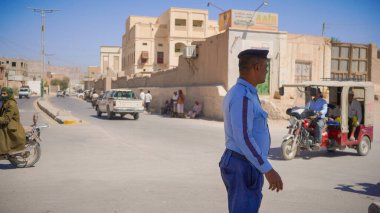 Güney Yemen 'de 5 Şubat 2026' da Suudi destekli Yemen Ordusu, BAE destekli Güney Geçici Konseyi 'nin (STC) geri çekilmesinin ardından Hadramaut sokaklarına güvenlik kontrol noktaları yerleştirdi..