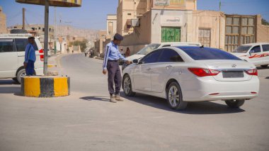 Güney Yemen 'de 5 Şubat 2026' da Suudi destekli Yemen Ordusu, BAE destekli Güney Geçici Konseyi 'nin (STC) geri çekilmesinin ardından Hadramaut sokaklarına güvenlik kontrol noktaları yerleştirdi..