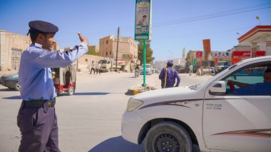 Güney Yemen 'de 5 Şubat 2026' da Suudi destekli Yemen Ordusu, BAE destekli Güney Geçici Konseyi 'nin (STC) geri çekilmesinin ardından Hadramaut sokaklarına güvenlik kontrol noktaları yerleştirdi..