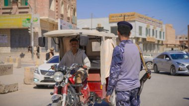 Güney Yemen 'de 5 Şubat 2026' da Suudi destekli Yemen Ordusu, BAE destekli Güney Geçici Konseyi 'nin (STC) geri çekilmesinin ardından Hadramaut sokaklarına güvenlik kontrol noktaları yerleştirdi..