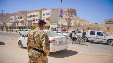 Güney Yemen 'de 5 Şubat 2026' da Suudi destekli Yemen Ordusu, BAE destekli Güney Geçici Konseyi 'nin (STC) geri çekilmesinin ardından Hadramaut sokaklarına güvenlik kontrol noktaları yerleştirdi..