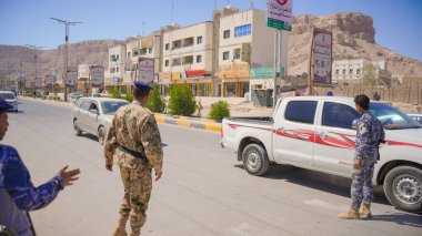 Güney Yemen 'de 5 Şubat 2026' da Suudi destekli Yemen Ordusu, BAE destekli Güney Geçici Konseyi 'nin (STC) geri çekilmesinin ardından Hadramaut sokaklarına güvenlik kontrol noktaları yerleştirdi..