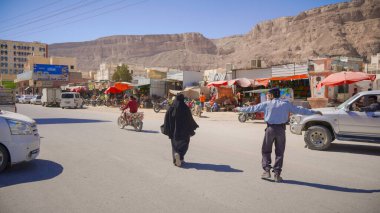 Güney Yemen 'de 5 Şubat 2026' da Suudi destekli Yemen Ordusu, BAE destekli Güney Geçici Konseyi 'nin (STC) geri çekilmesinin ardından Hadramaut sokaklarına güvenlik kontrol noktaları yerleştirdi..