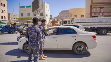 Güney Yemen 'de 5 Şubat 2026' da Suudi destekli Yemen Ordusu, BAE destekli Güney Geçici Konseyi 'nin (STC) geri çekilmesinin ardından Hadramaut sokaklarına güvenlik kontrol noktaları yerleştirdi..