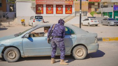 Güney Yemen 'de 5 Şubat 2026' da Suudi destekli Yemen Ordusu, BAE destekli Güney Geçici Konseyi 'nin (STC) geri çekilmesinin ardından Hadramaut sokaklarına güvenlik kontrol noktaları yerleştirdi..