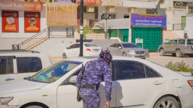 Güney Yemen 'de 5 Şubat 2026' da Suudi destekli Yemen Ordusu, BAE destekli Güney Geçici Konseyi 'nin (STC) geri çekilmesinin ardından Hadramaut sokaklarına güvenlik kontrol noktaları yerleştirdi..