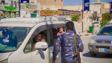 Güney Yemen 'de 5 Şubat 2026' da Suudi destekli Yemen Ordusu, BAE destekli Güney Geçici Konseyi 'nin (STC) geri çekilmesinin ardından Hadramaut sokaklarına güvenlik kontrol noktaları yerleştirdi..