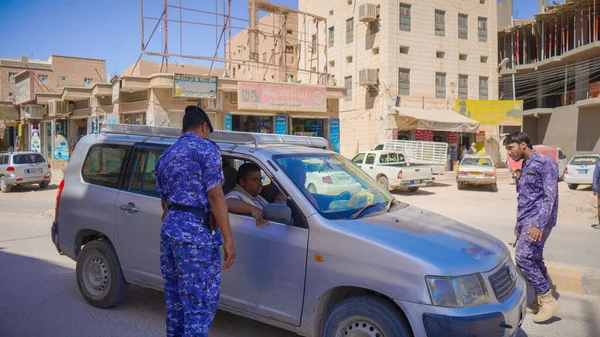 Güney Yemen 'de 5 Şubat 2026' da Suudi destekli Yemen Ordusu, BAE destekli Güney Geçici Konseyi 'nin (STC) geri çekilmesinin ardından Hadramaut sokaklarına güvenlik kontrol noktaları yerleştirdi..