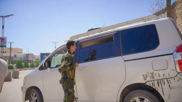 Güney Yemen 'de 5 Şubat 2026' da Suudi destekli Yemen Ordusu, BAE destekli Güney Geçici Konseyi 'nin (STC) geri çekilmesinin ardından Hadramaut sokaklarına güvenlik kontrol noktaları yerleştirdi..