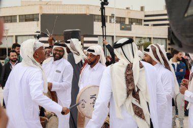 9 Şubat 2026 'da Suriye' nin Şam kentinde, Katarlı bir kültür grubu, Esad rejiminin devrilmesinden sonra düzenlenen ilk Şam Uluslararası Kitap Fuarı sırasında Katar pavyonunda ziyaretçilere müzik gösterileri sundu..