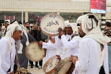 9 Şubat 2026 'da Suriye' nin Şam kentinde, Katarlı bir kültür grubu, Esad rejiminin devrilmesinden sonra düzenlenen ilk Şam Uluslararası Kitap Fuarı sırasında Katar pavyonunda ziyaretçilere müzik gösterileri sundu..