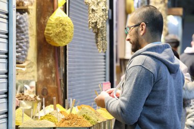 Suriyeliler, 18 Şubat 2026 'da Suriye' nin Şam kentindeki Umayyad Camii 'ne bitişik tarihi El-Hamidiyah Çarşısı' ndan alışveriş yapıyorlar..