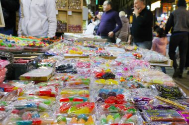 Suriyeliler, 18 Şubat 2026 'da Suriye' nin Şam kentindeki Umayyad Camii 'ne bitişik tarihi El-Hamidiyah Çarşısı' ndan alışveriş yapıyorlar..