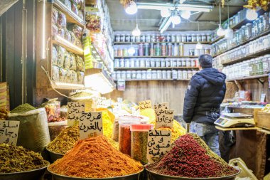 Ramazan 'da kahvaltı, Ramazan' da yemek. Suriyeliler Ramazan boyunca Umayyad Camii 'nin yanındaki tarihi El-Hamidiyah Çarşısı' ndan alışveriş yapıyorlar. Ramazan Bayramı.